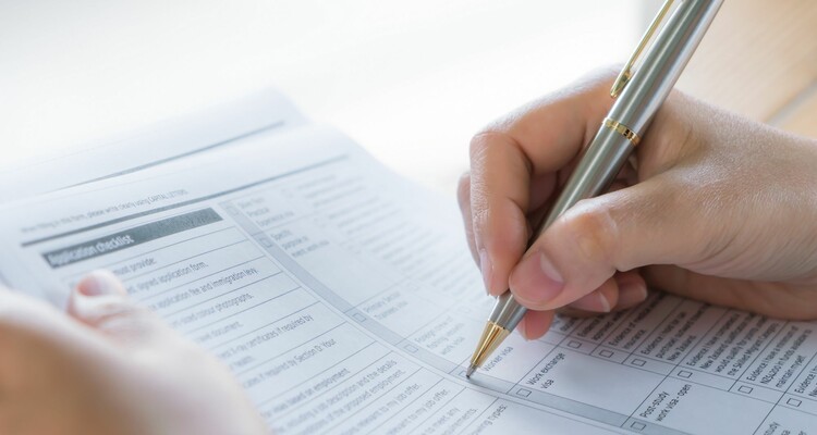 Mitarbeiter kontrolliert an Hand einer Checkliste